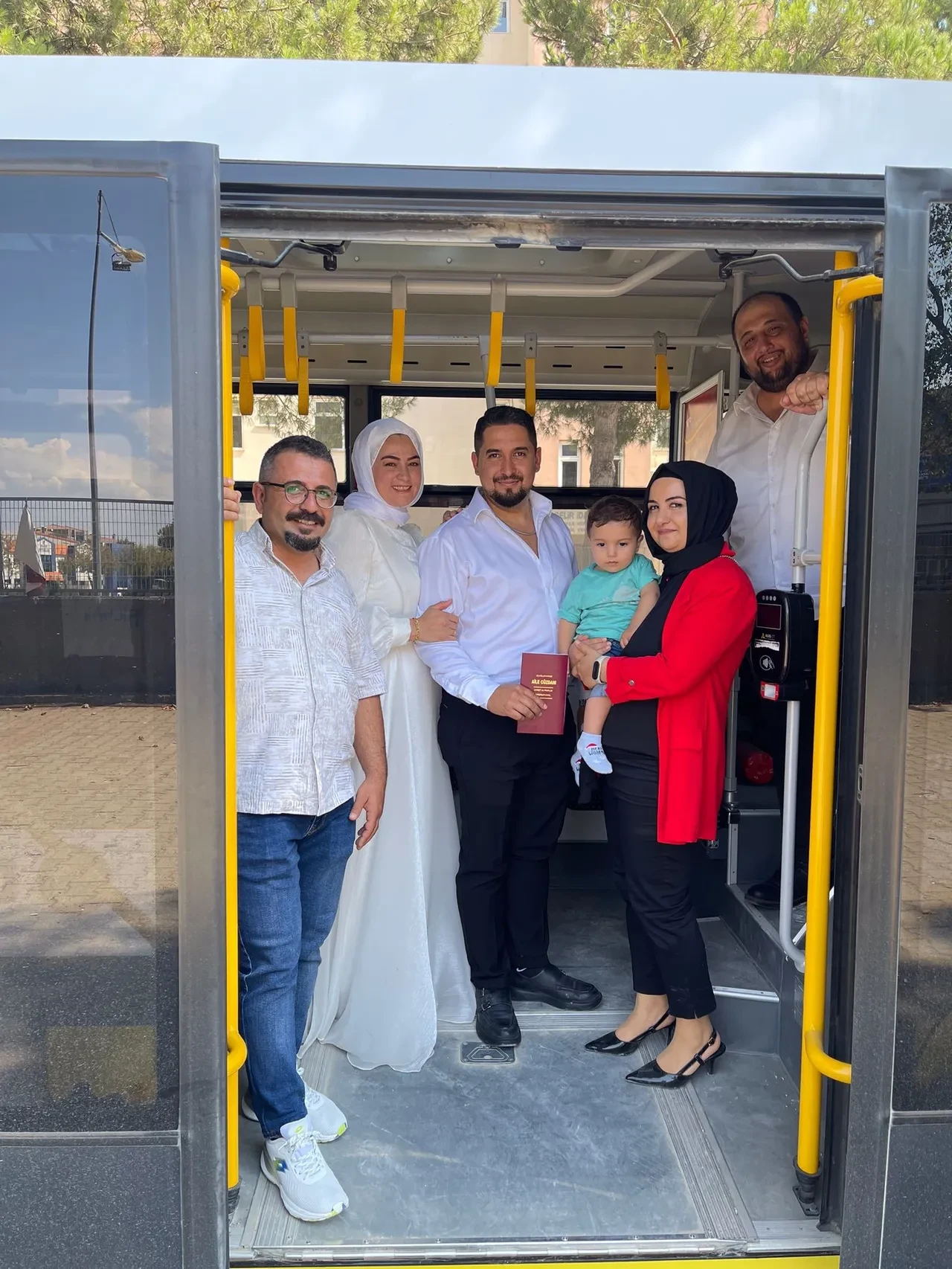 Nikahlarına geç kaldılar, yardımlarına halk otobüsü yetişti