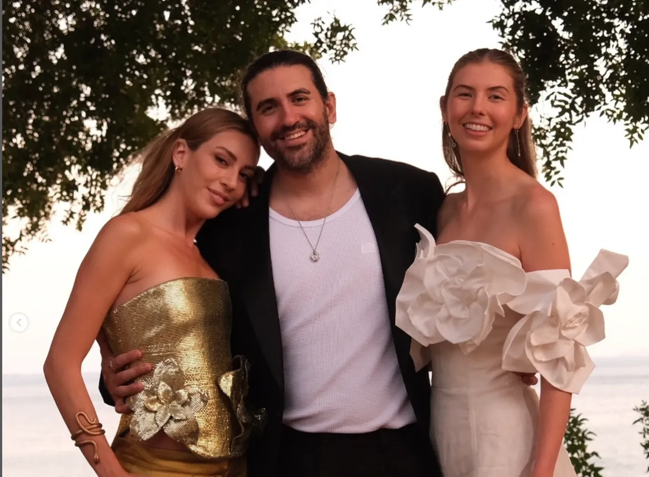 Sinem Kobal görümce oluyor! Gelinleriyle poz verdi