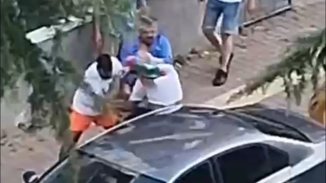 Sokak ortasında vahşet! Ağabeyini darp edeni bıçakladı: O anlar kamerada