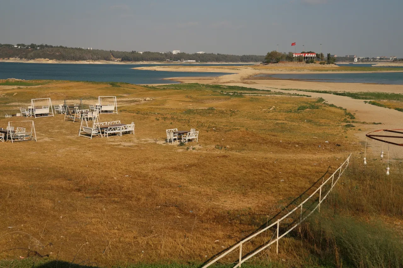 Barajlar alarm veriyor! Sular çekildi yol ortaya çıktı