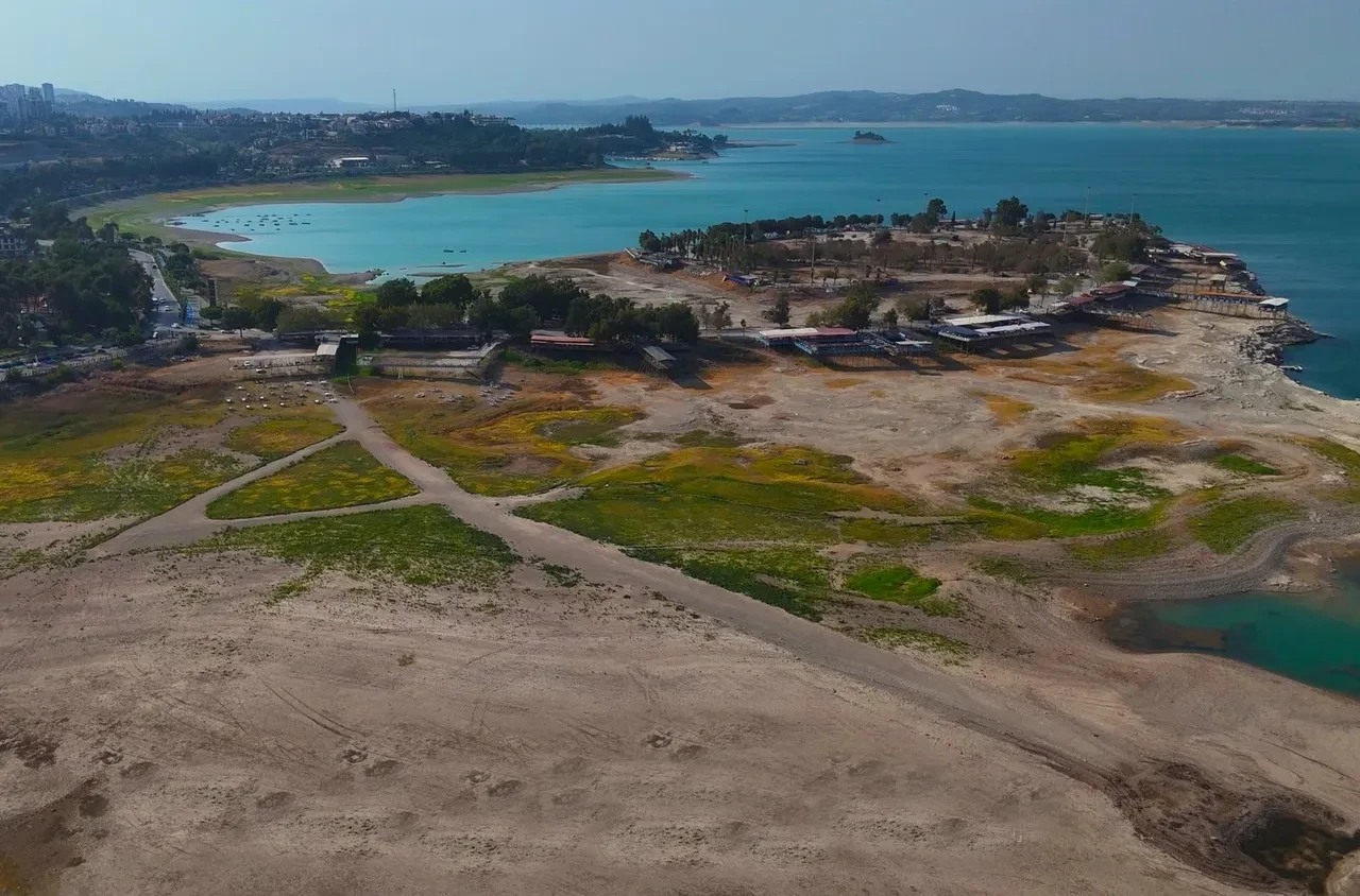Barajlar alarm veriyor! Sular çekildi yol ortaya çıktı