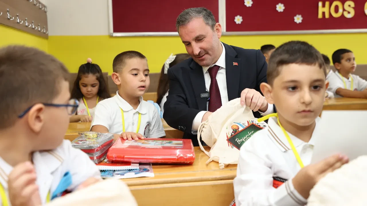 Sultanbeyli'de eğitime ilk adım atan çocuklara ücretsiz kırtasiye desteği: Tüm öğrenciler faydalanacak!