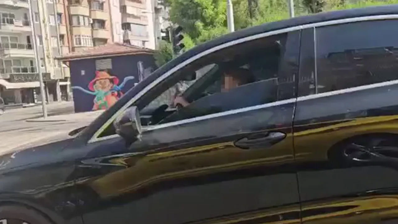 Trafikte görenler inanamadı! Küçük çocuğa otomobili böyle kullandırdılar