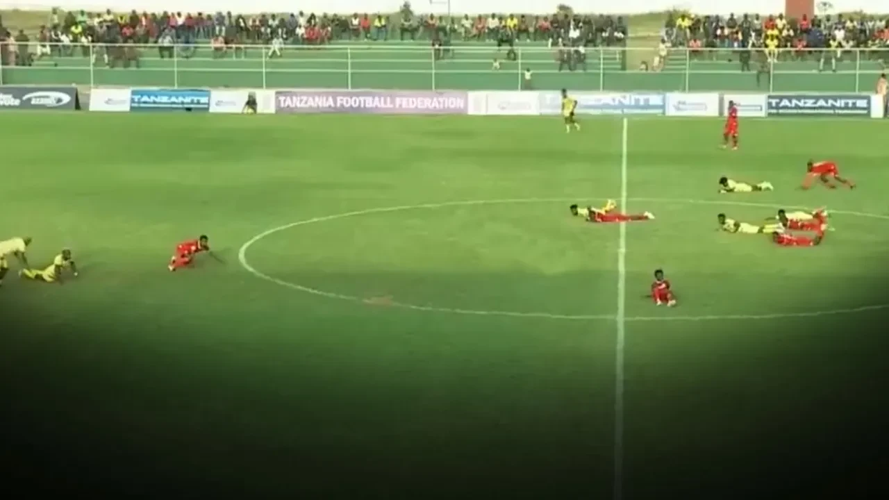 Yeşil sahada büyük panik! Maç sırasında tüm futbolcular yere yattı