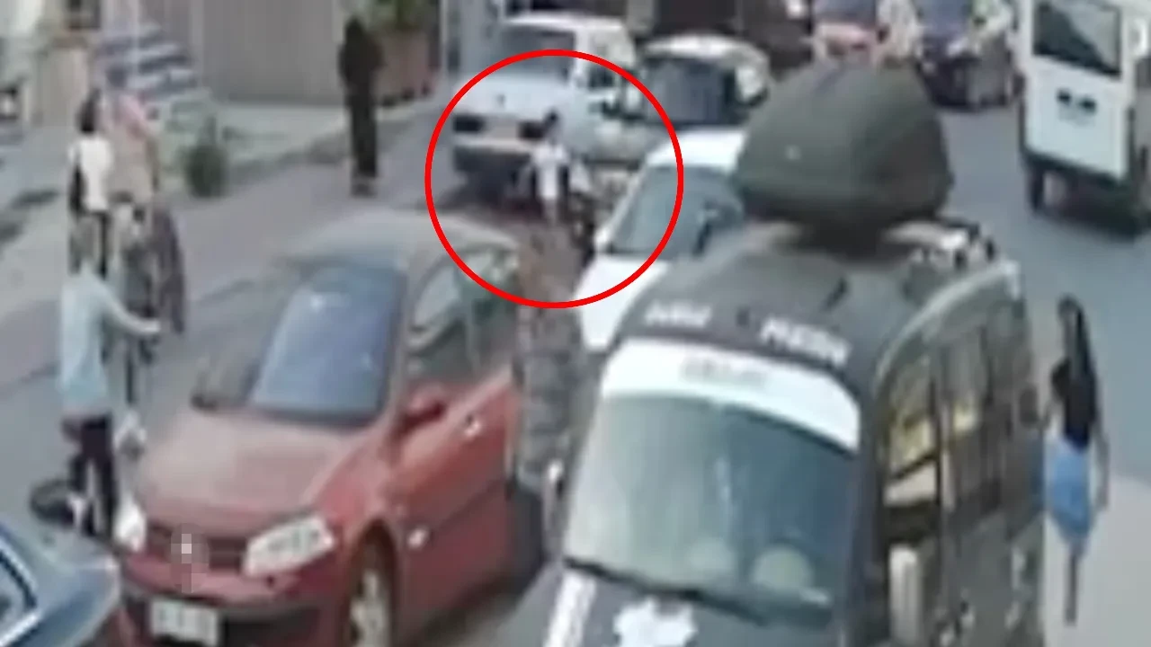  Yolun karşısına geçmek isterken otomobil çarptı! O anlar kamerada