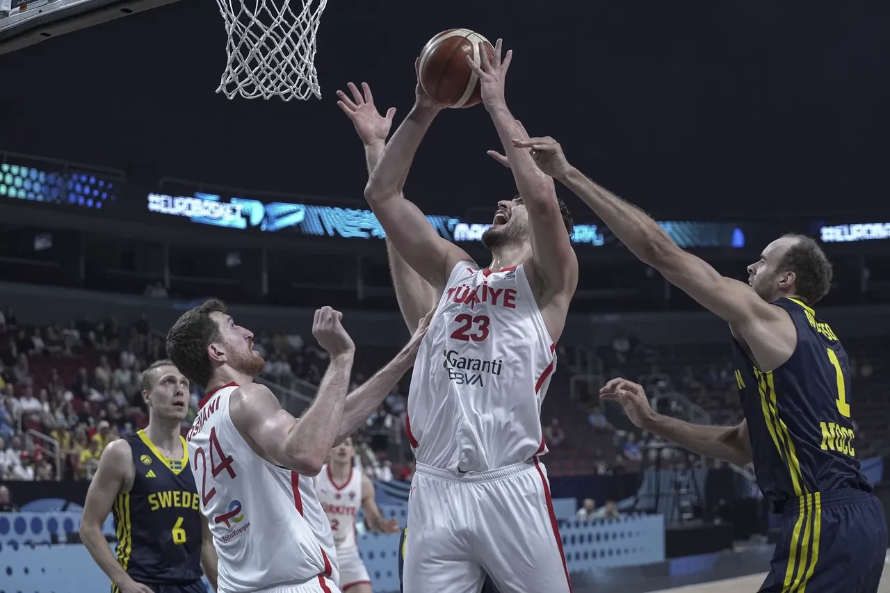 12 Dev Adam fırtına gibi: EuroBasket’te çeyrek finale yükseldi