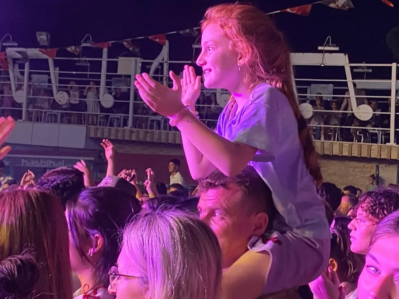 Aleyna Tilki konserinde korkutan sürpriz! Sahneden geri inmek zorunda kaldı