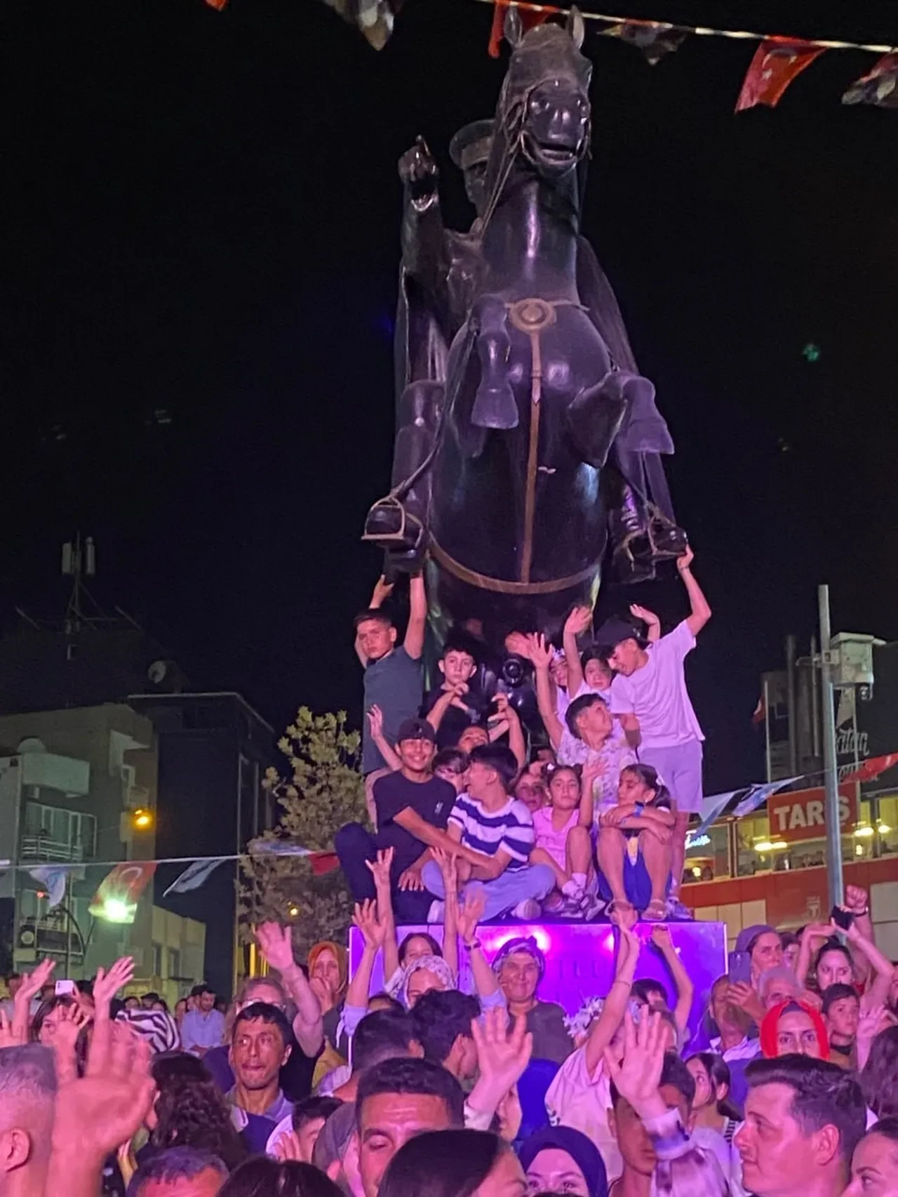 Aleyna Tilki konserinde korkutan sürpriz! Sahneden geri inmek zorunda kaldı