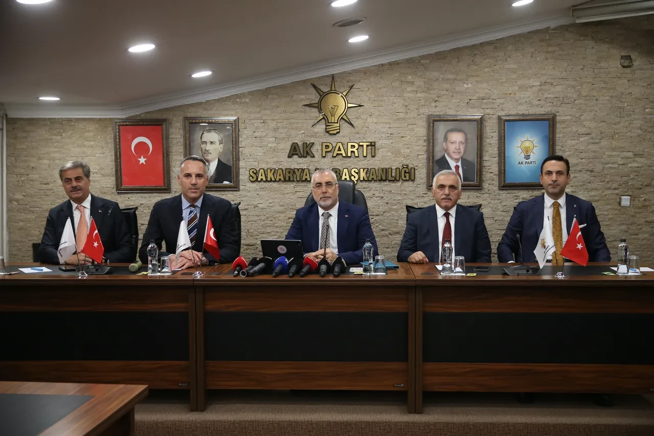 Bakan Işıkhan Sakarya'da: "Sahadayız, milletimizle yan yanayız"