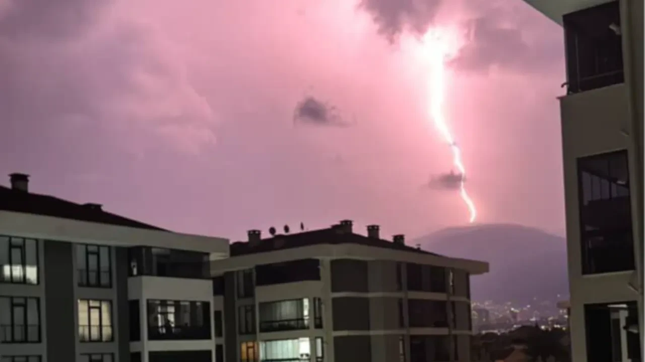 Bursa’da şimşekler geceyi gündüze çevirdi!