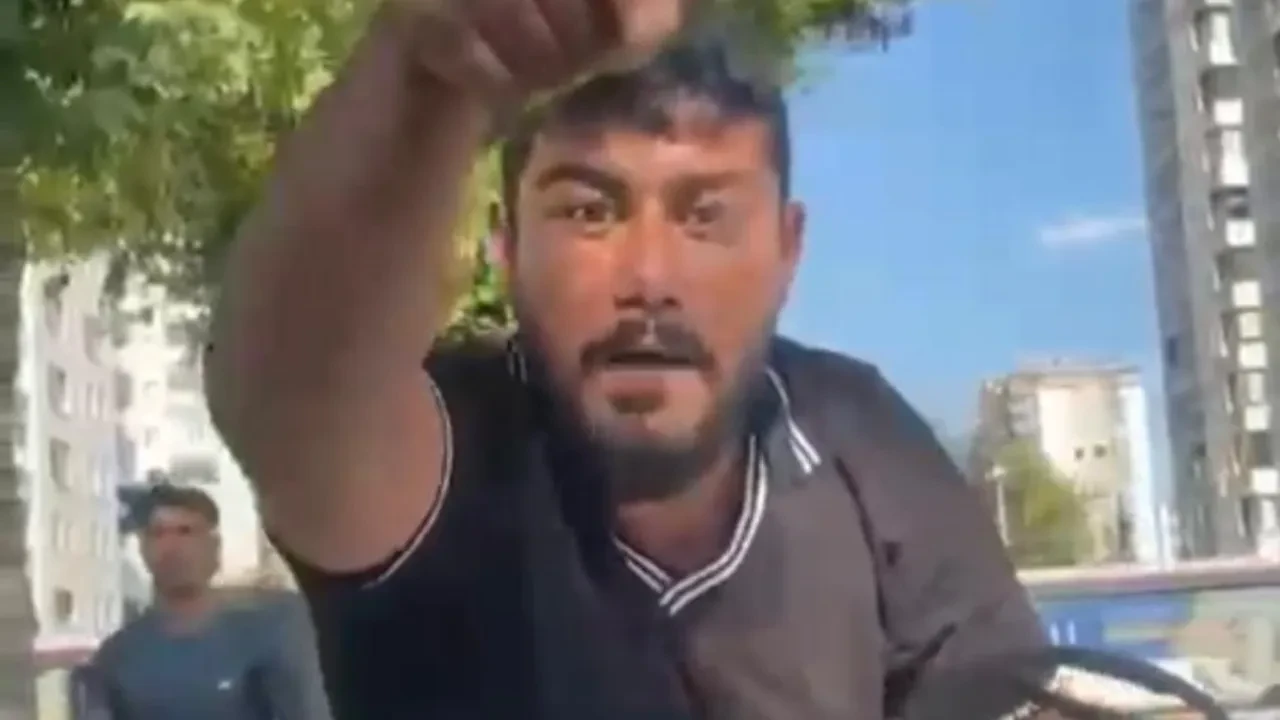 Cam silme bahanesiyle aracın üstüne yattı, tehditler savurdu