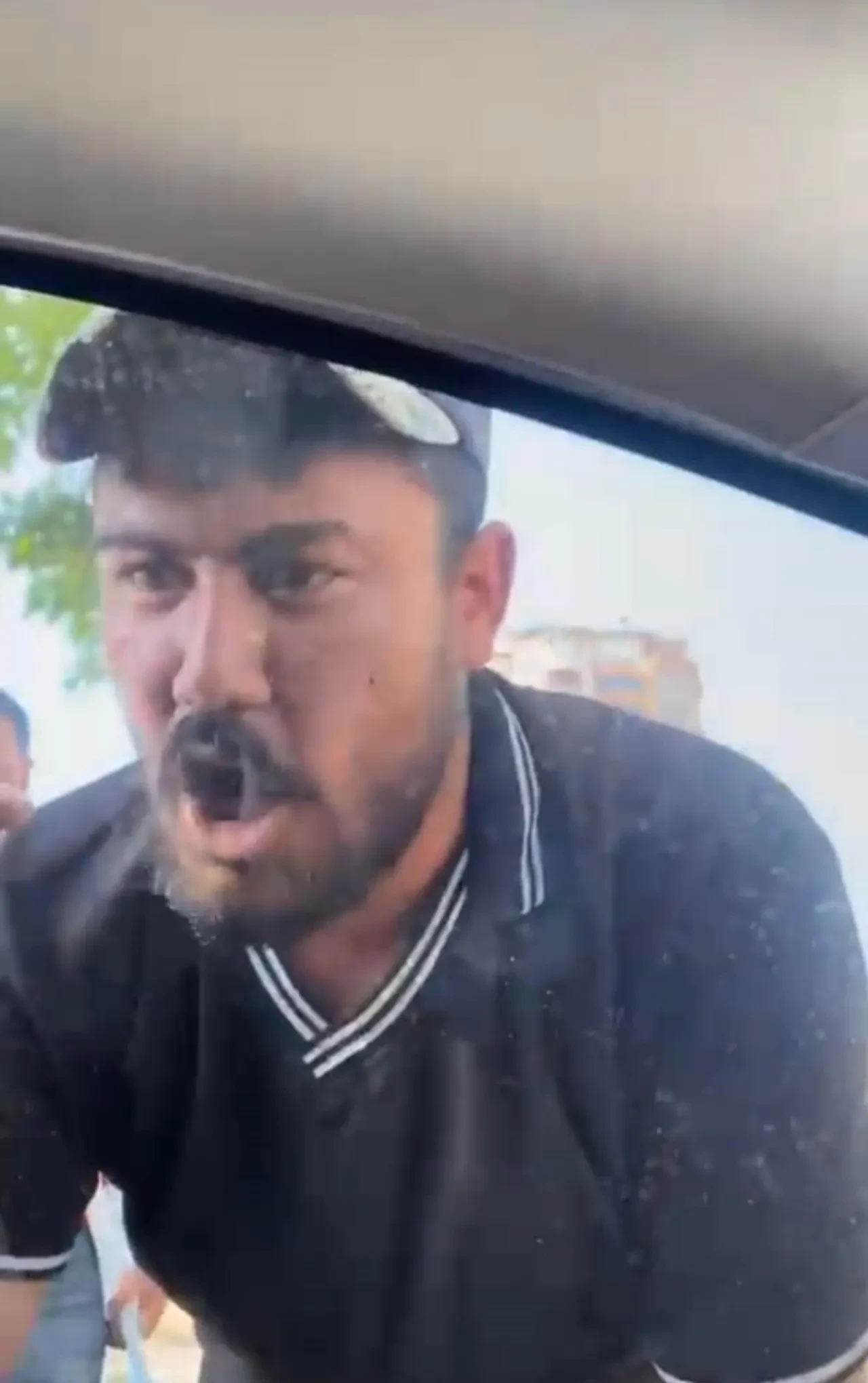 Cam silme bahanesiyle aracın üstüne yattı, tehditler savurdu