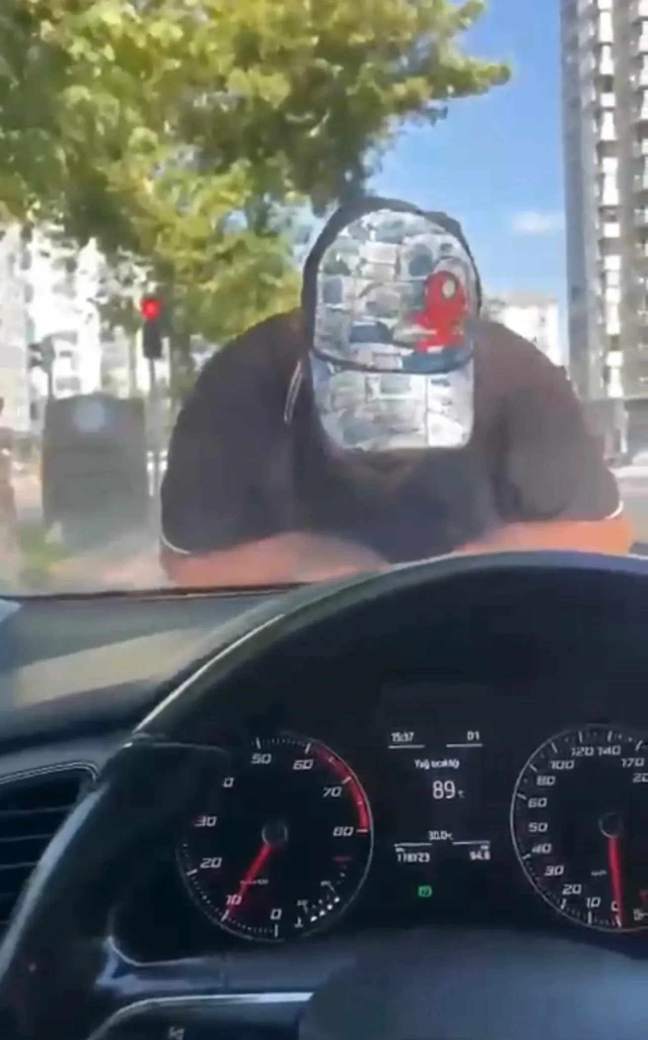 Cam silme bahanesiyle aracın üstüne yattı, tehditler savurdu