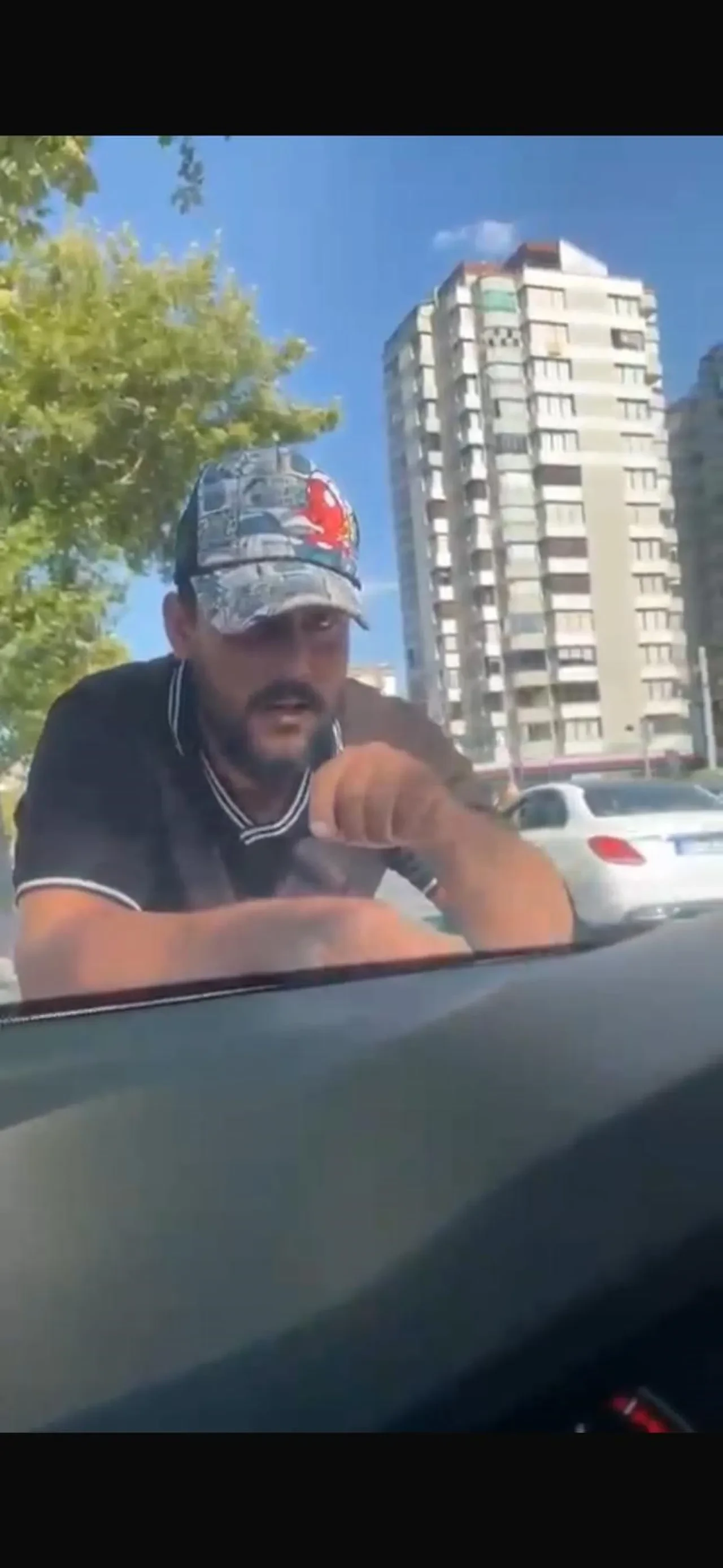 Cam silme bahanesiyle aracın üstüne yattı, tehditler savurdu