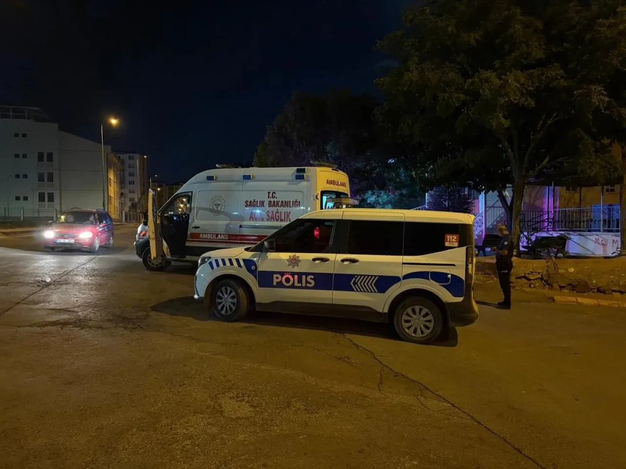 Cami bahçesinde kavga! Defalarca bıçakladı