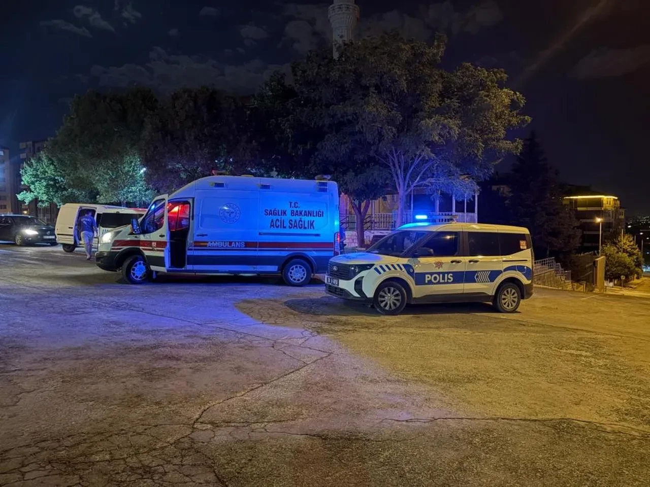 Cami bahçesinde kavga! Defalarca bıçakladı