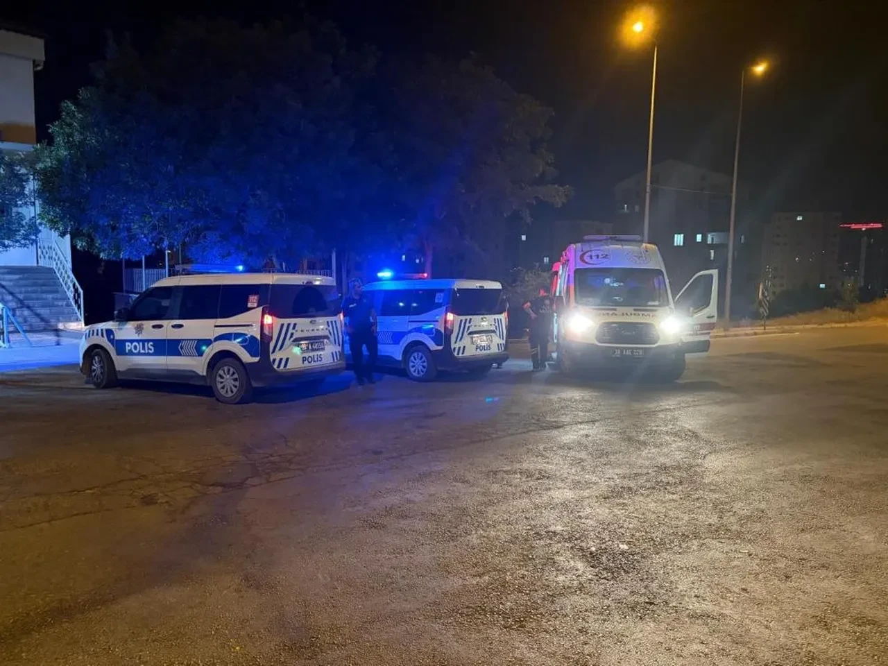 Cami bahçesinde kavga! Defalarca bıçakladı