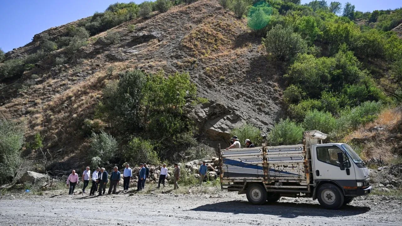 Çobanlar da durduramadı! Sürü psikolojisinin acı sonu: 334 hayvan telef oldu