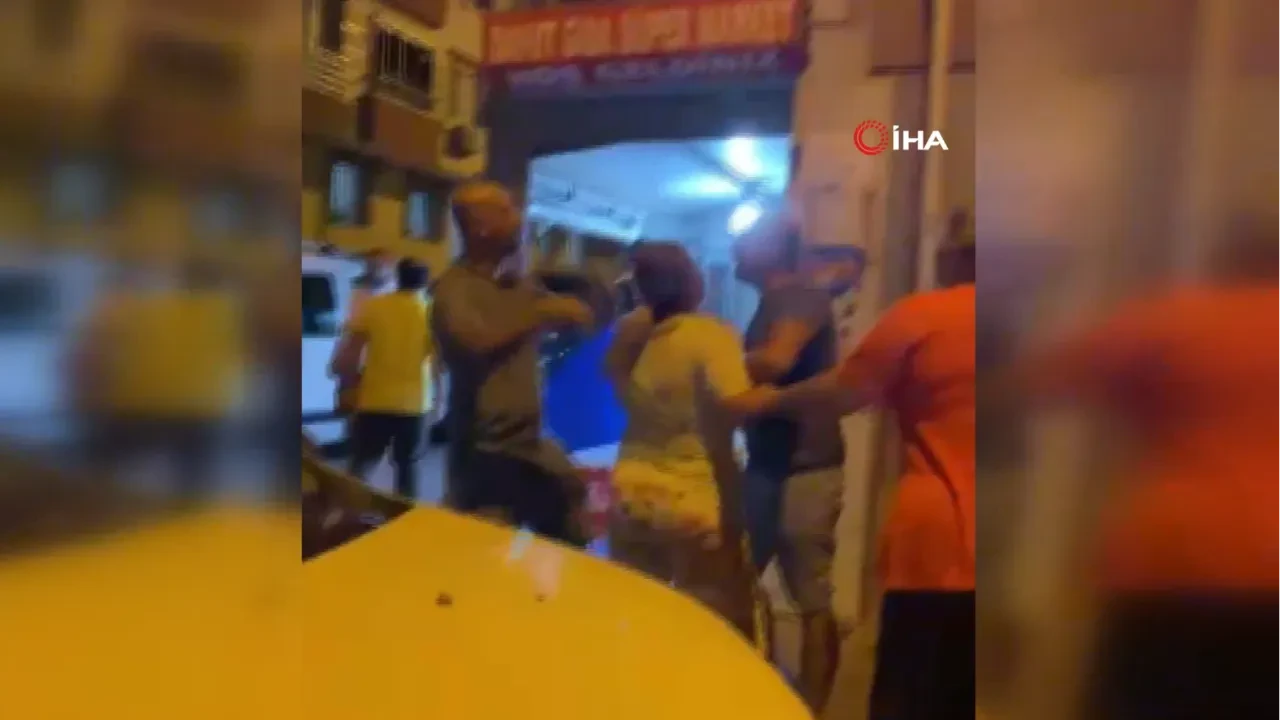 Esenyurt’ta park yeri tartışması ortalığı savaş alanına çevirdi! Esnaf ve vatandaşın kavgası kamerada