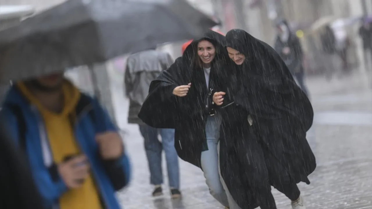 Havada sağanak alarmı! Meteoroloji saat vererek uyardı: Sel ve su baskınlarına dikkat