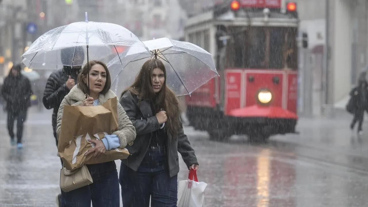 Havada sağanak alarmı! Meteoroloji saat vererek uyardı: Sel ve su baskınlarına dikkat