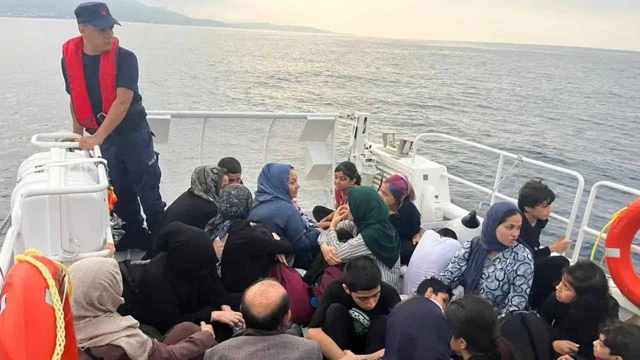 İzmir açıklarında 46'sı çocuk 81 düzensiz göçmen yakalandı