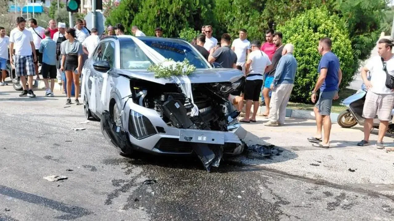 Kırmızı ışığı umursamadı, gelin arabasına çarptı