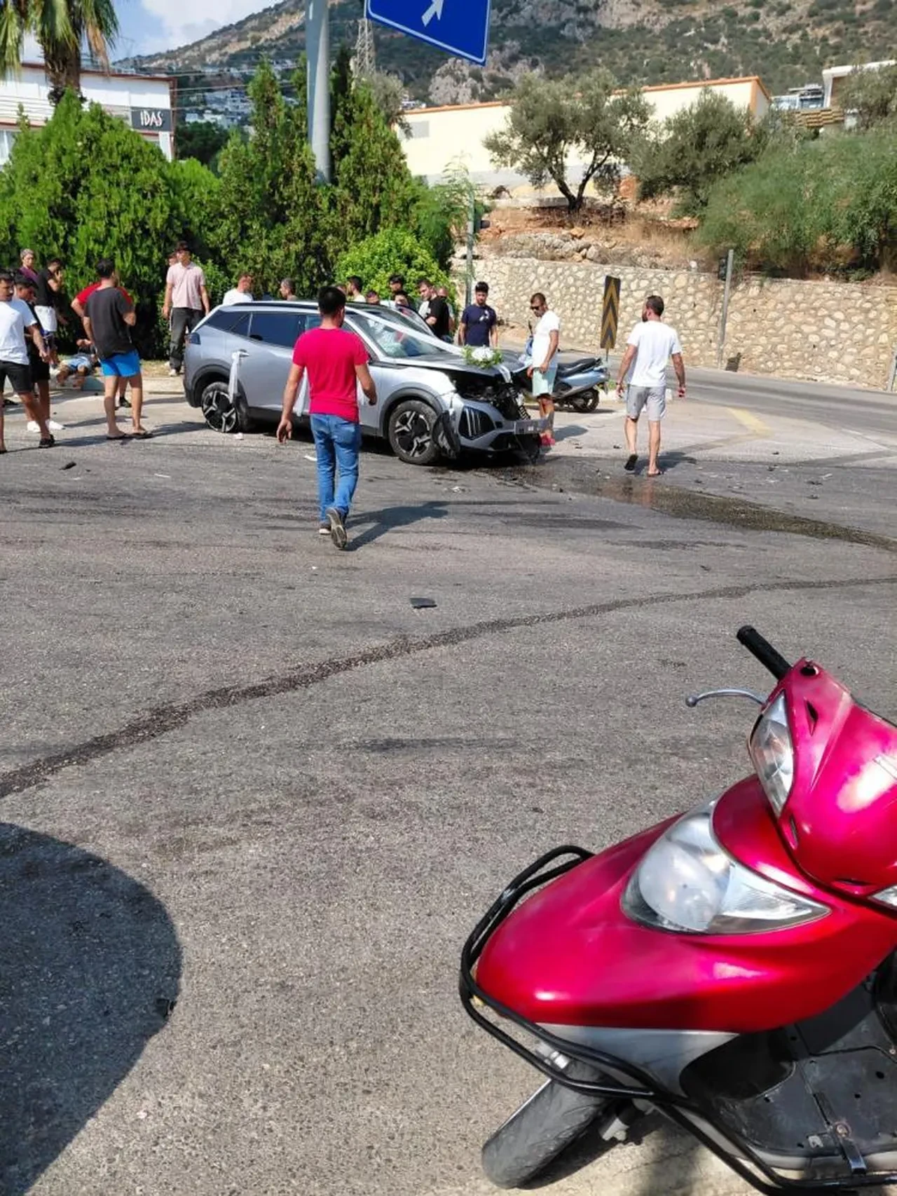 Kırmızı ışığı umursamadı, gelin arabasına çarptı
