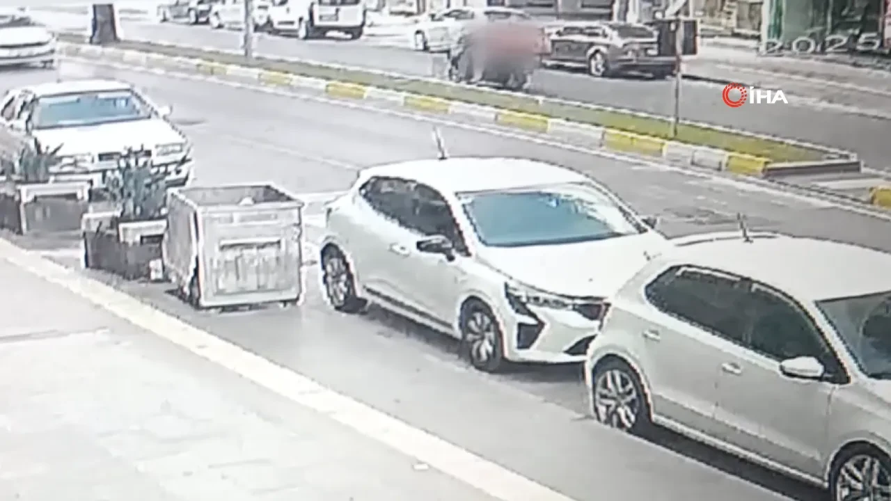 Kuryelerin sohbeti kötü sonlandı! Korkunç kaza kamerada