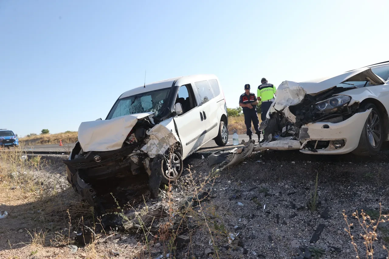 Nevşehir'de iki araç çarpıştı: 14 yaralı