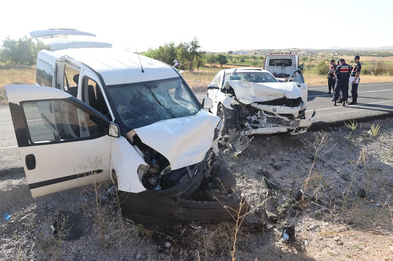 Nevşehir'de iki araç çarpıştı: 14 yaralı