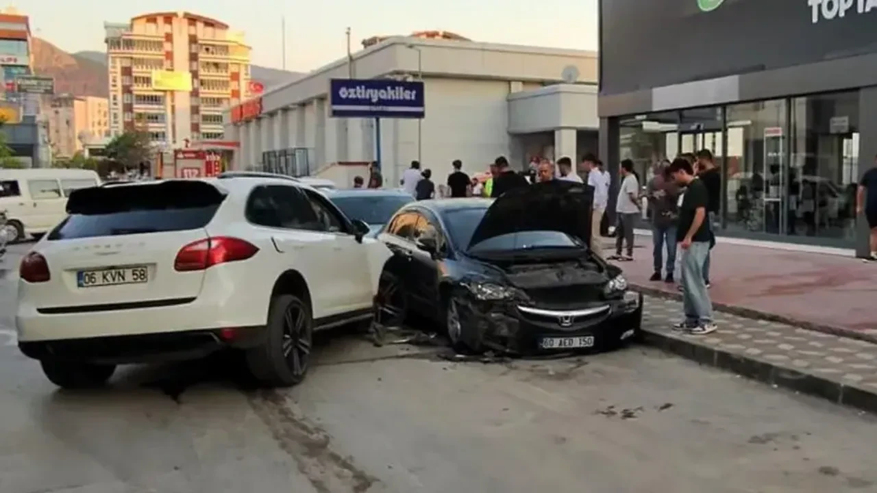 Panelvan ile çarpışan lüks cipin tekeri koptu!