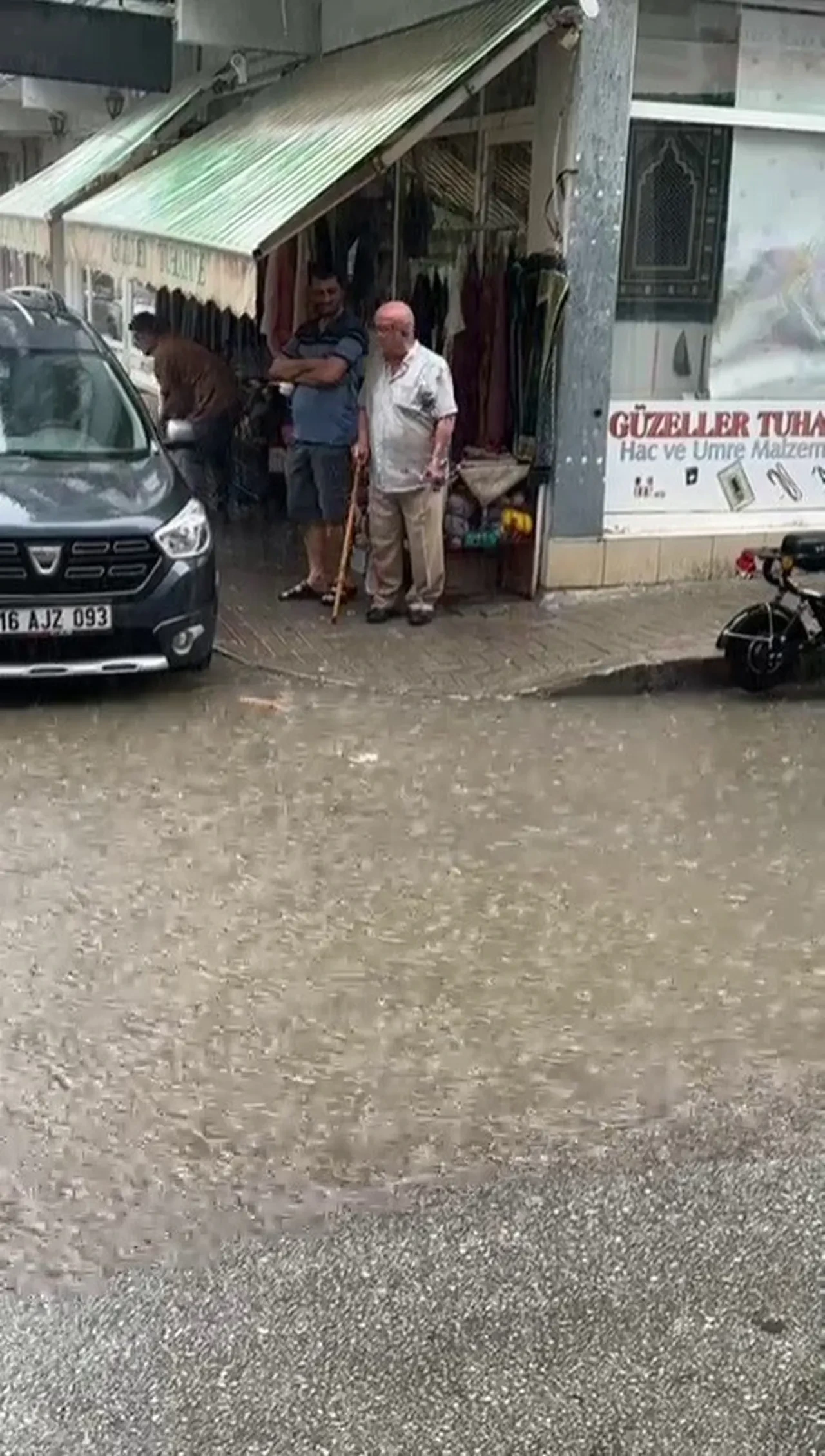 Sağanak yağış hayatı felç etti! Birçok il sele teslim oldu