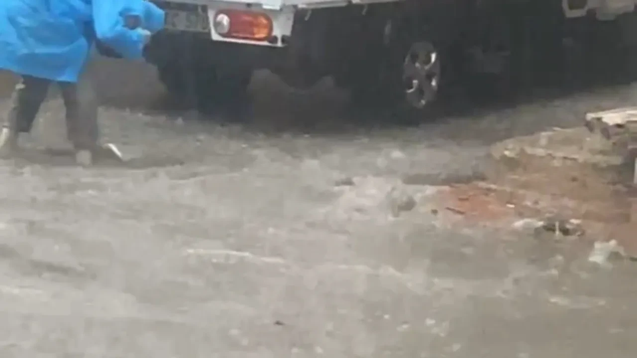 Yollar göle döndü! İşte sürücülerin zor anları