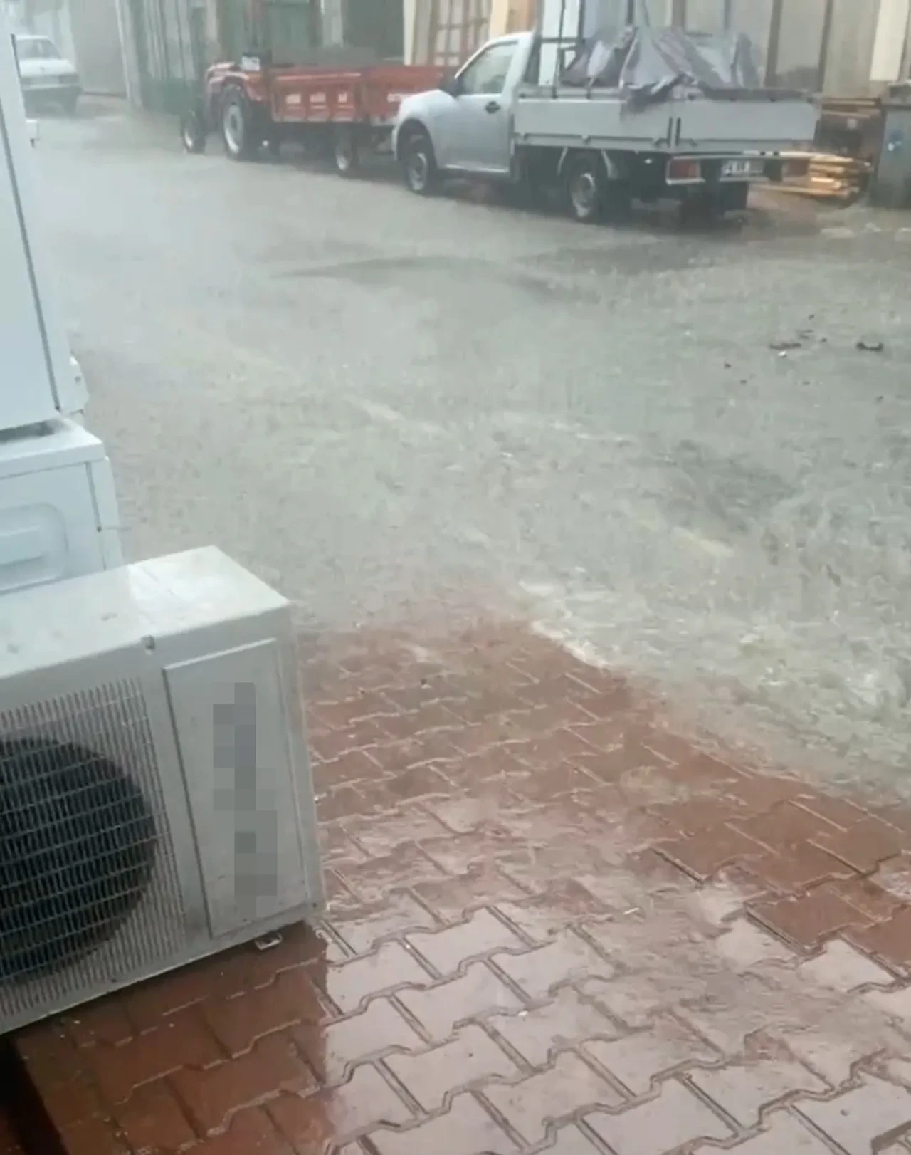 Yollar göle döndü! İşte sürücülerin zor anları