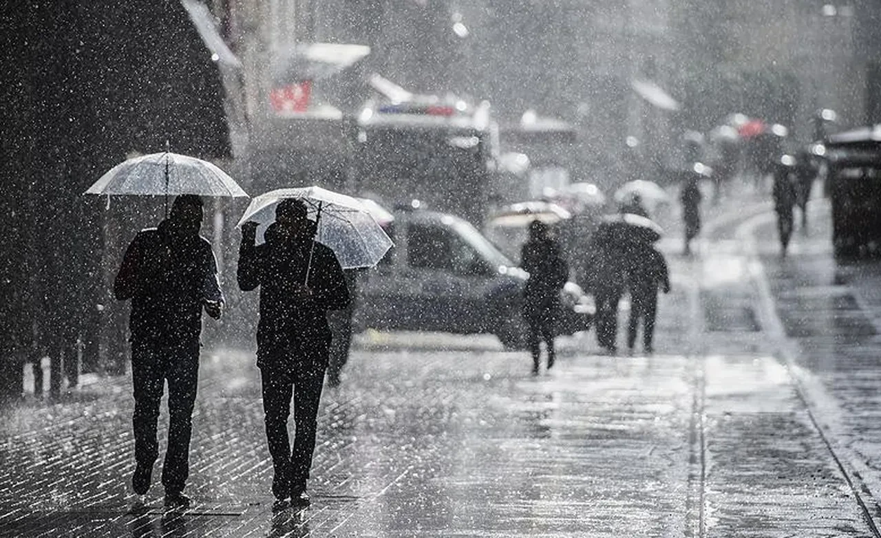 Bugün hava nasıl olacak? Meteoroloji'den 4 il için sarı kodlu kuvvetli sağanak uyarısı | İstanbul'da yağmur var mı?