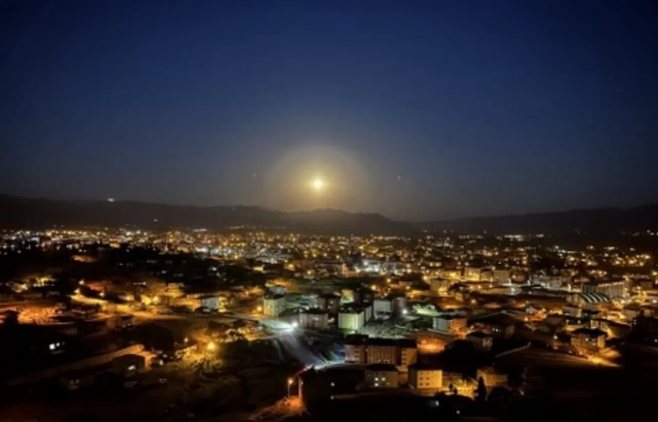 Bugün ve yarın için 'kanlı ay' alarmı! Deprem olacak korkusu sardı