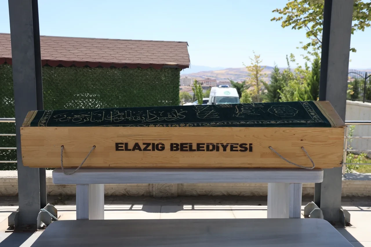 Emekli maaşını almak istemesi ölümle bitti: Yarım saat içinde 2 otomobil çarptı