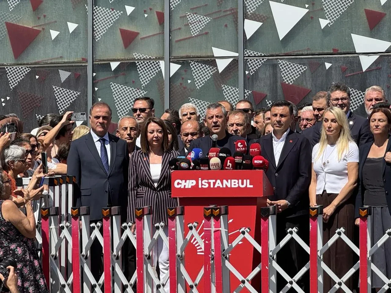 İstanbul'da Gürsel Tekin gerilimi! 6 ilçede gösteri ve yürüyüşler yasaklandı