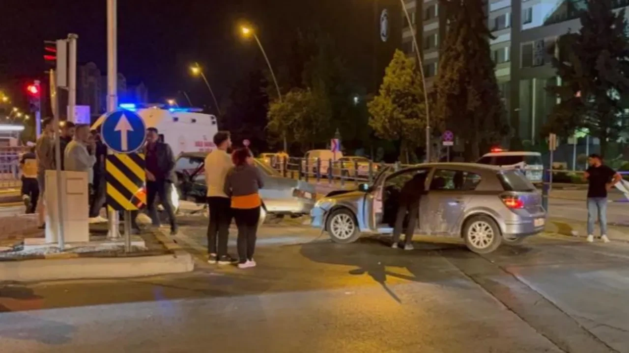 Kayseri’de feci kaza! Eski TOFAŞ ortadan büküldü