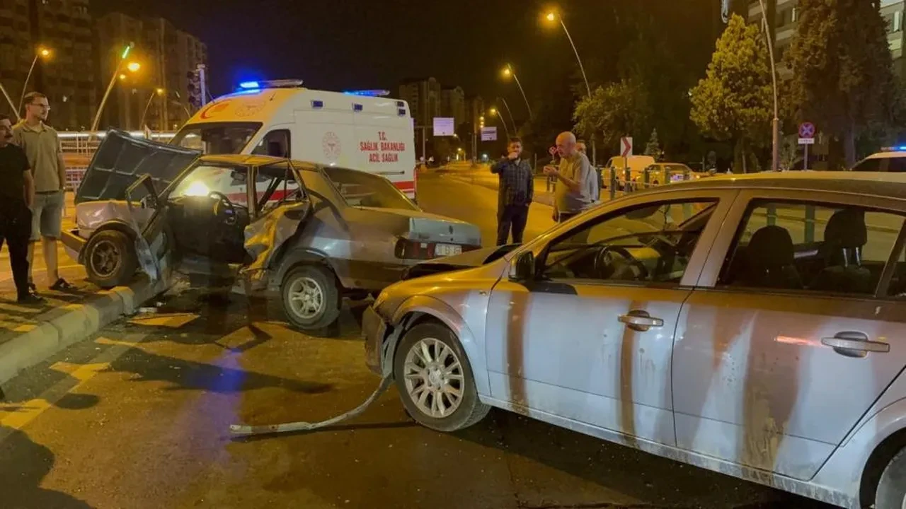Kayseri’de feci kaza! Eski TOFAŞ ortadan büküldü