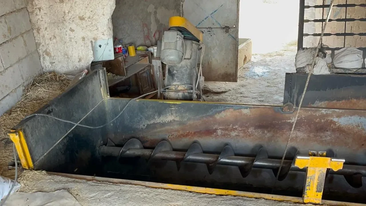 Mandırada çalışan işçi yem karma tankına düştü