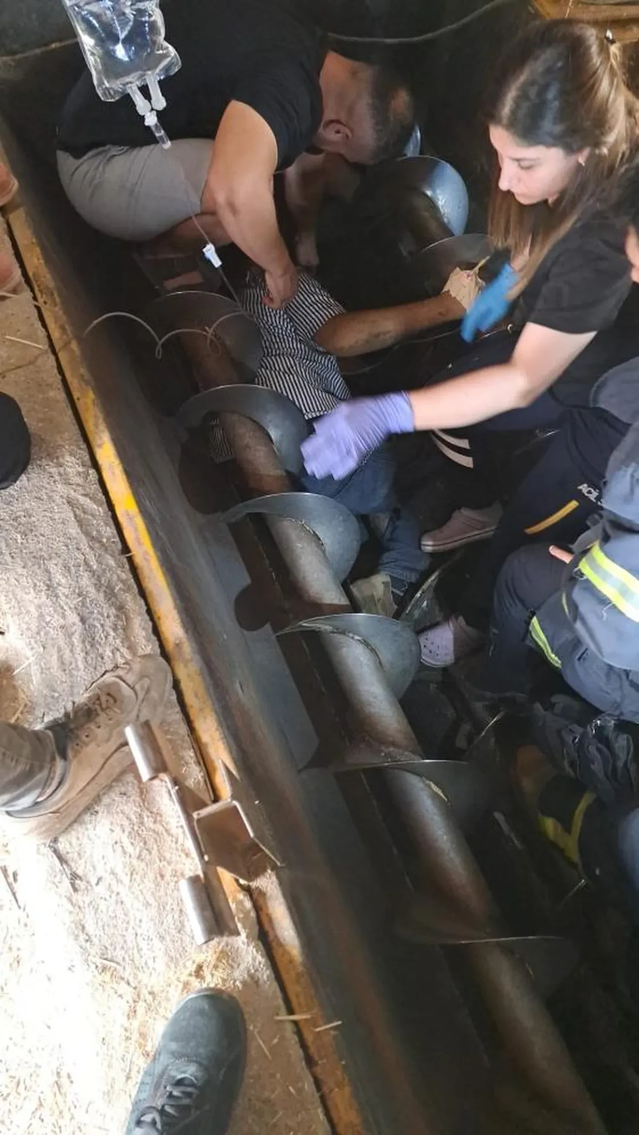 Mandırada çalışan işçi yem karma tankına düştü