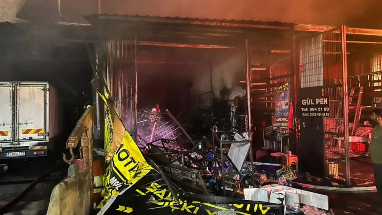 Sanayi sitesinde yangın: İş yerleri kül oldu