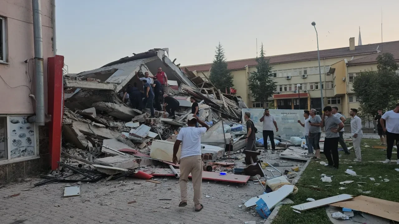 Sındırgı beşik gibi! 4.9'dan sonra peş peşe depremler