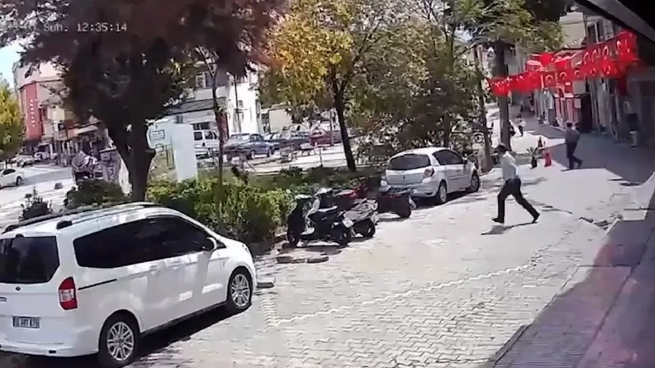 Sındırgı'daki 4,9'luk deprem güvenlik kamerasında! 