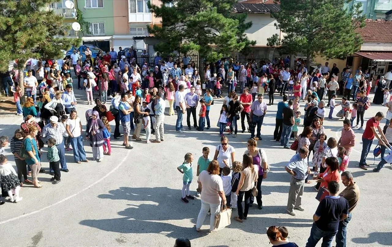 Yarın okullar saat kaçta açılacak, başlayacak? 8 Eylül Pazartesi İstanbul, Ankara, Antalya, İzmir okulların açılacağı saat duyuruldu