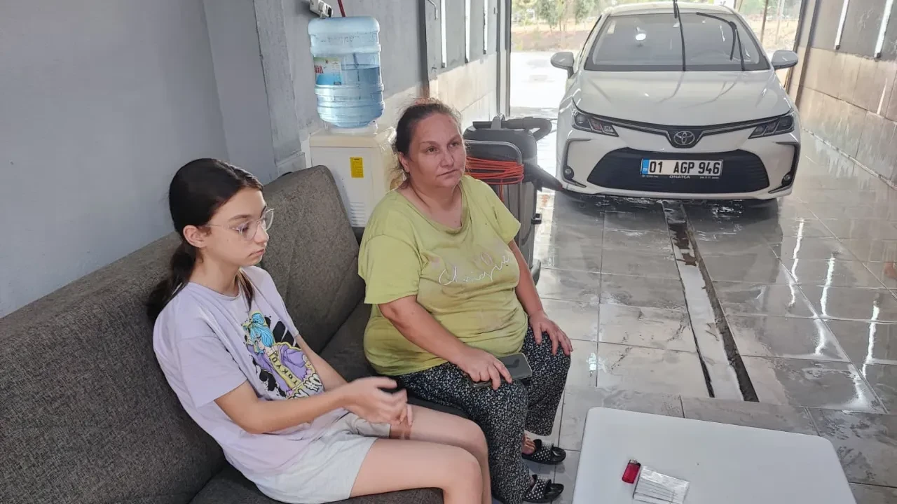 Adana'dan yürek burkan haber! Çaresiz anne-kız oto yıkamacıda yaşıyor