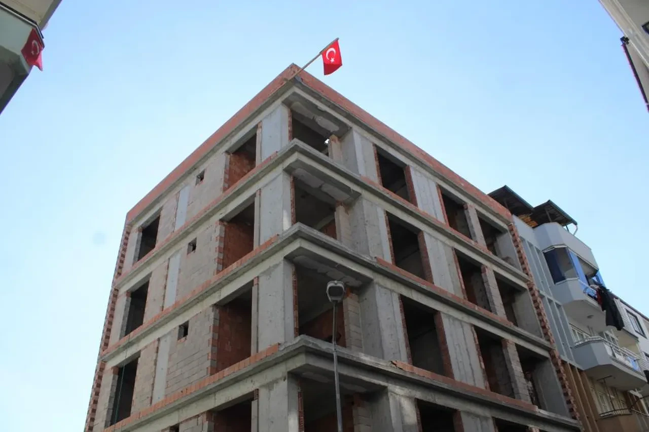 Bunalıma giren genç çatıya çıktı! Ekipler alarma geçti