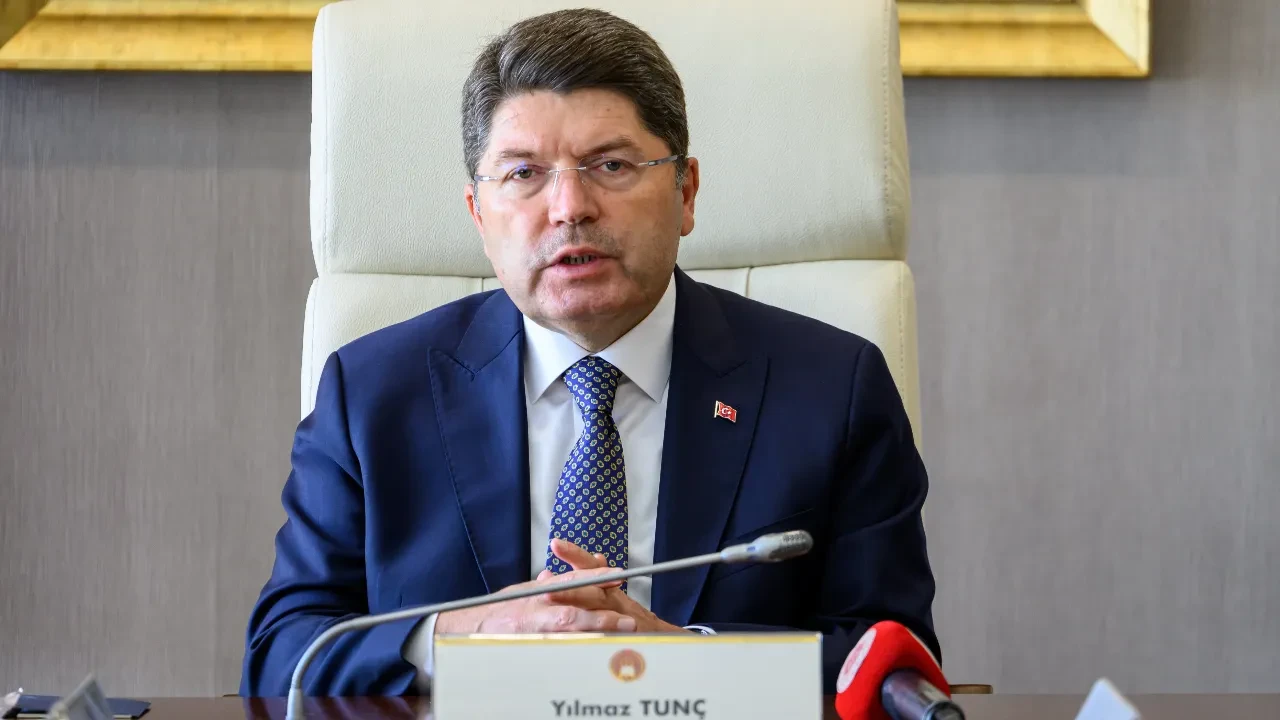 CHP İstanbul İl Başkanlığı önündeki olaylara soruşturma! Bakan Tunç'tan uyarı: 'Yargı kararına uyun'